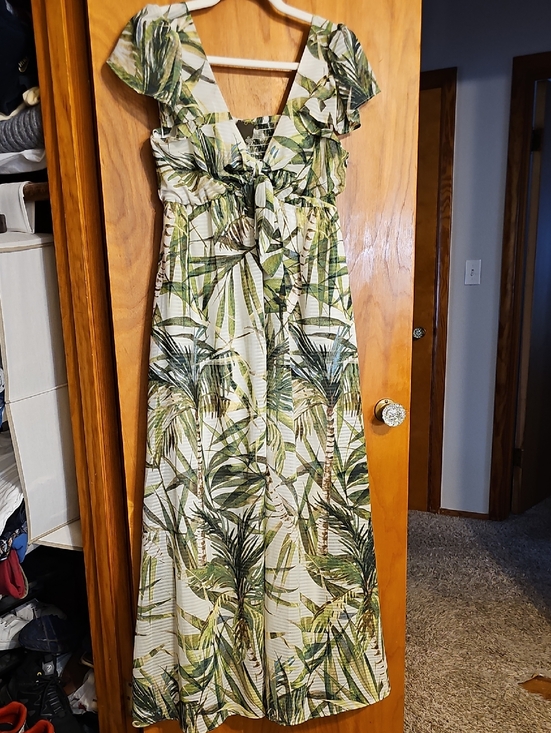 Taylor Dresses & Skirts - Taylor | Size 8 | Green Tropical Leaf Maxi Dress